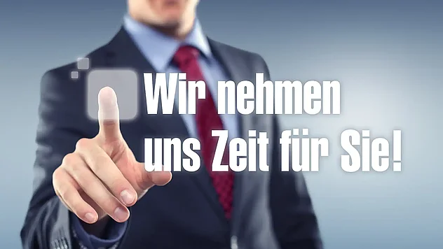 Person im Anzug zeigt mit ausgestrecktem Zeigefinger auf ein transparentes Feld im Vordergrund, daneben steht in großer Schrift "Wir nehmen uns Zeit für Sie!".