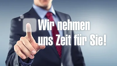 Person im Anzug zeigt mit ausgestrecktem Zeigefinger auf ein transparentes Feld im Vordergrund, daneben steht in großer Schrift "Wir nehmen uns Zeit für Sie!".